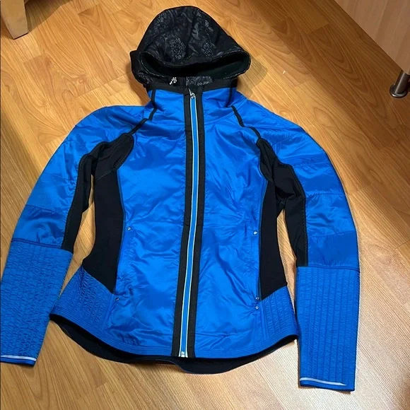 EUC Lululemon Run: Bundle Up Jacket (US 8) - Black / Beaming Blue - Picture 2 of 16